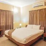 Hanu Reddy Residences Wallace Garden