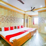 Oyo 68796 Shanthi Mahal