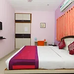 Oyo 2612 Hotel Fiesta House