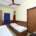 Spot On Eshi Guest House Near Pvr Cinemas Skywalk