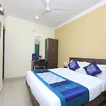 Oyo 14037 Central Inn