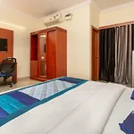 Oyo 22105 Hotel Half Moon Inn