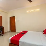Oyo 22105 Hotel Half Moon Inn
