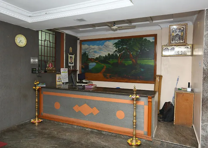 Spot On Eshi Guest House Near Pvr Cinemas Skywalk