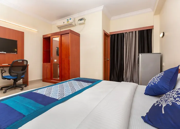 Oyo 22105 Hotel Half Moon Inn