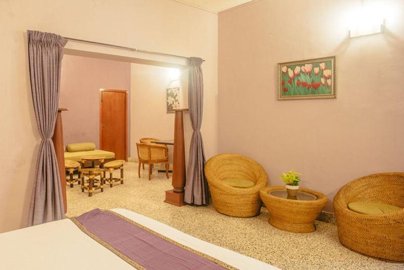Hanu Reddy Residences Wallace Garden