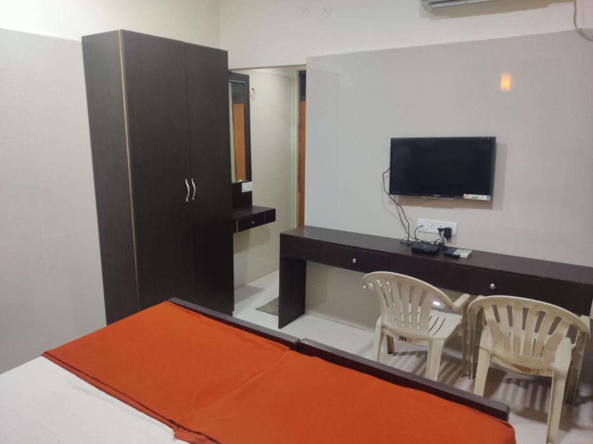 Sarada Nivas Hotel *