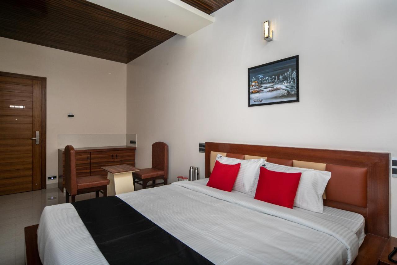 Hotel Capital O Royal Indus