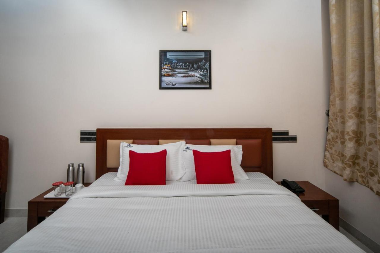Hotel Capital O Royal Indus