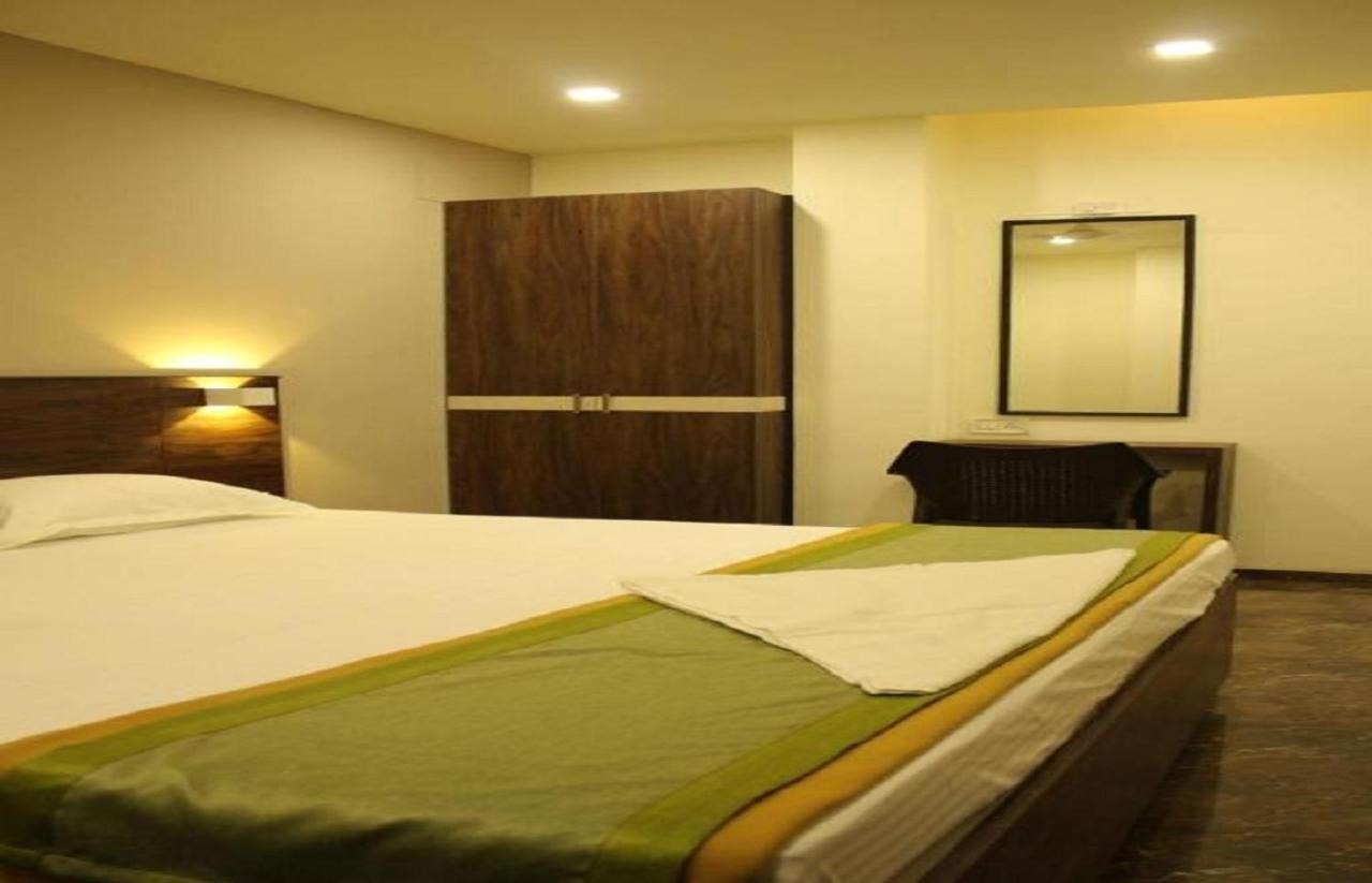 Grand Gaayatris Hotel