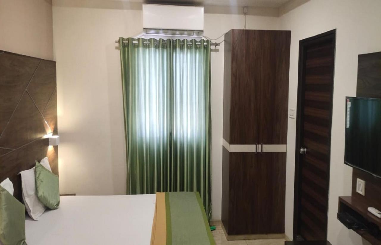 Grand Gaayatris Hotel