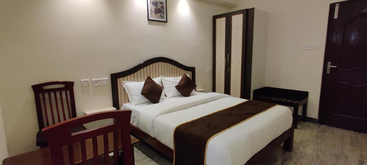 Rmc Travellers Inn *