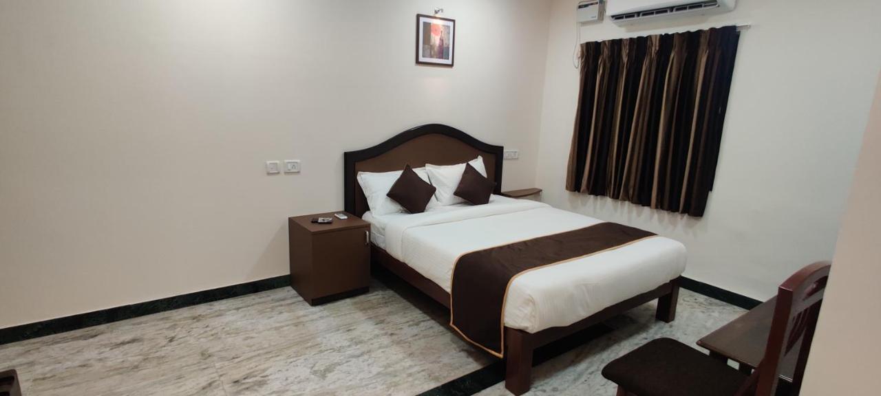 Rmc Travellers Inn *