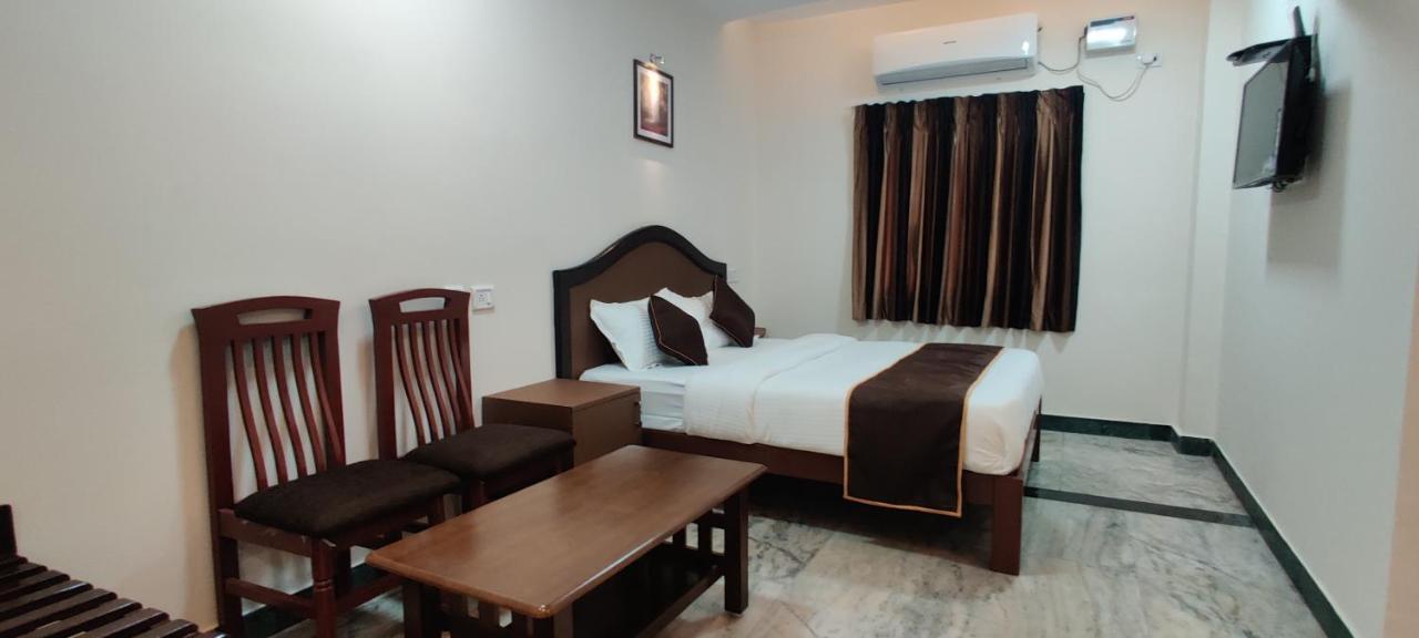 Rmc Travellers Inn *
