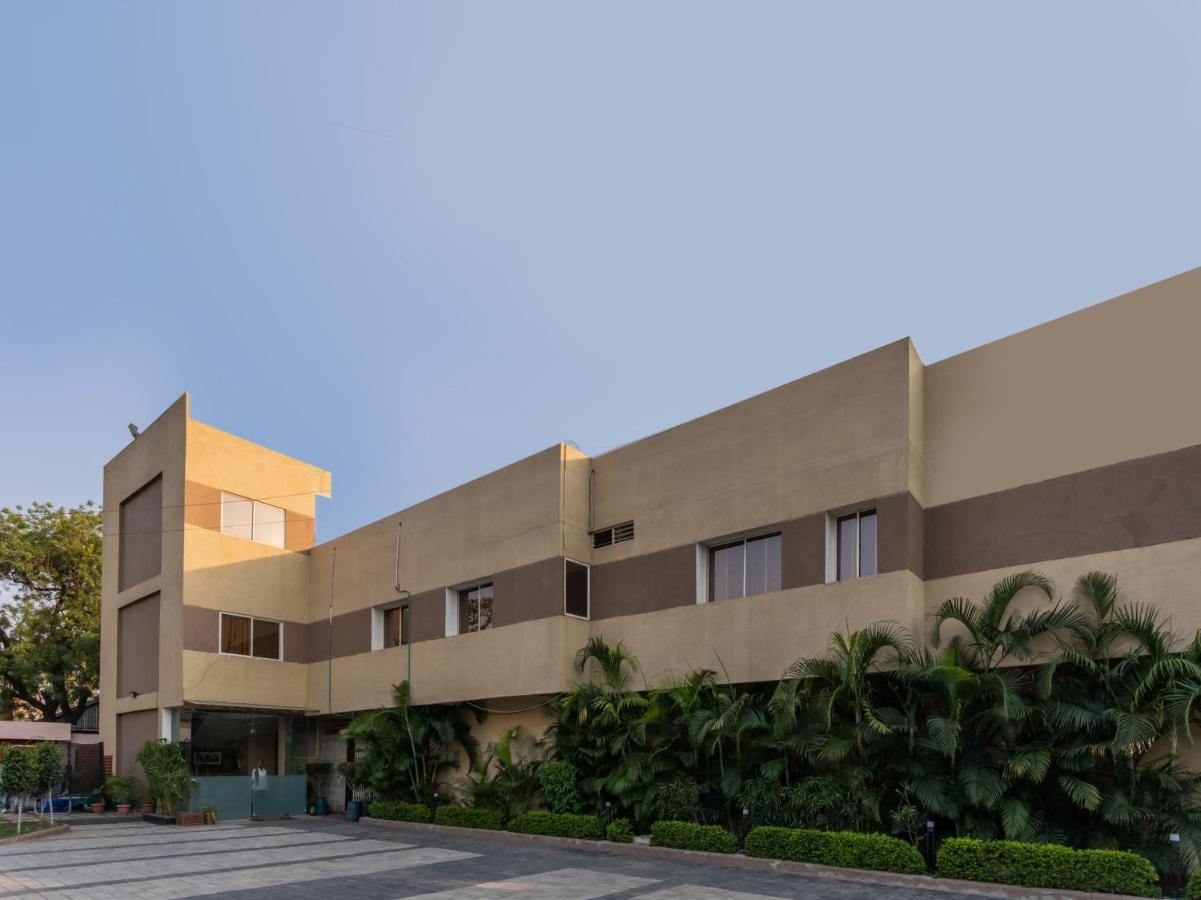 Oyo 7576 Varuna Hotel