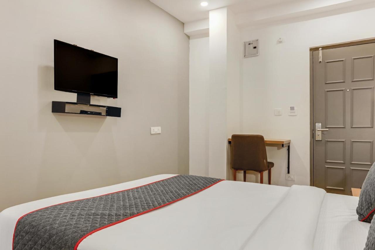 Oyo Townhouse 76768 The Bluebay Ecr Hotel
