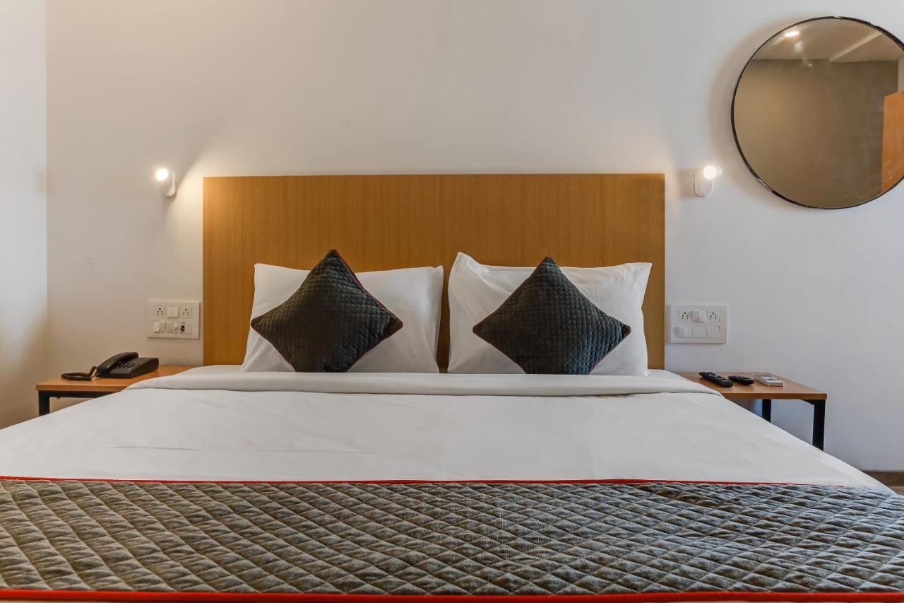 Oyo Townhouse 76768 The Bluebay Ecr Hotel 4*