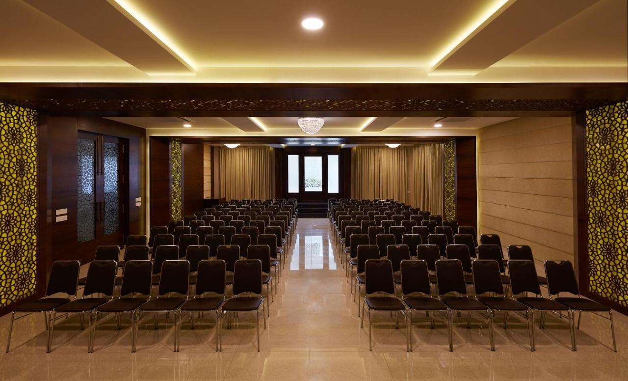 Kamar Residences And Banquets Acomodação com café da manhã  Chennai