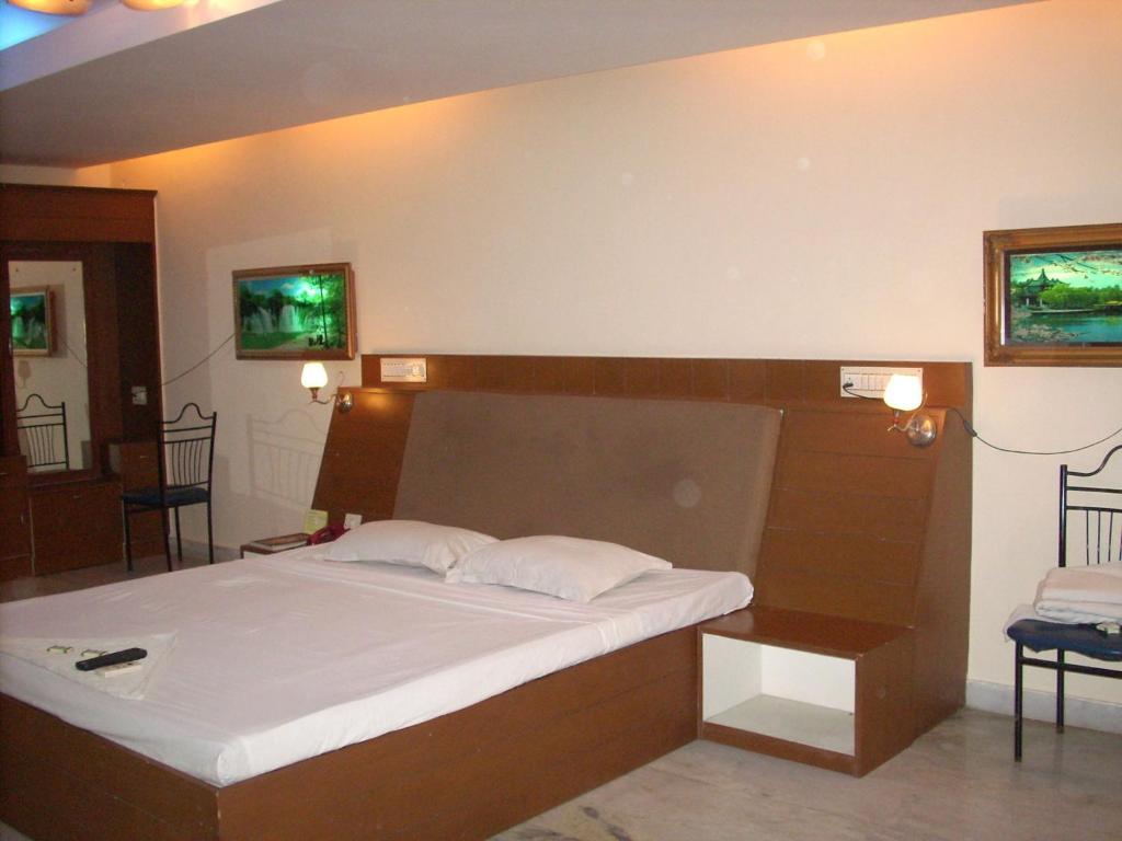 Manickam Grand