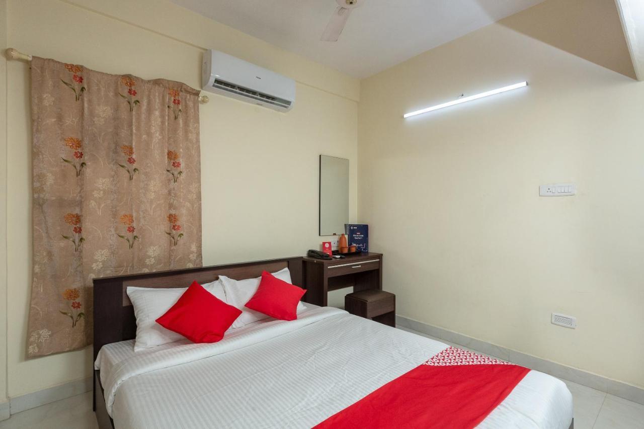 Hotel Oyo 23081 Little Service