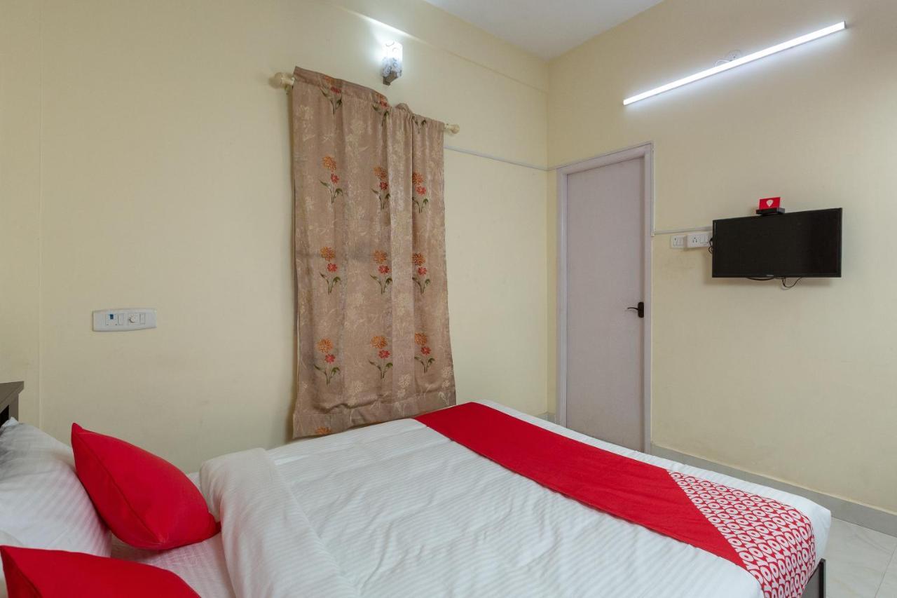 Oyo 23081 Little Service Hotel