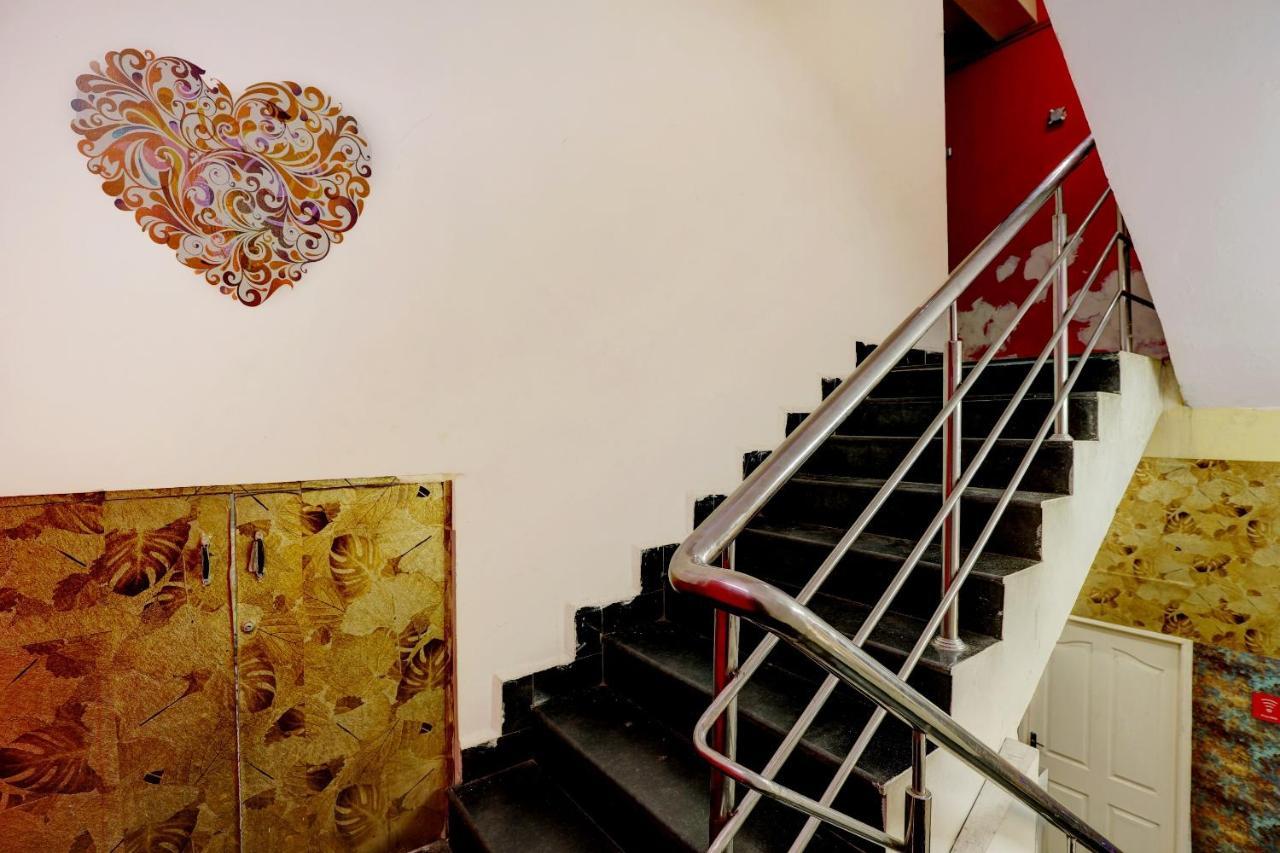 Hotel Oyo 73418 Ecr Residency And Service 3*