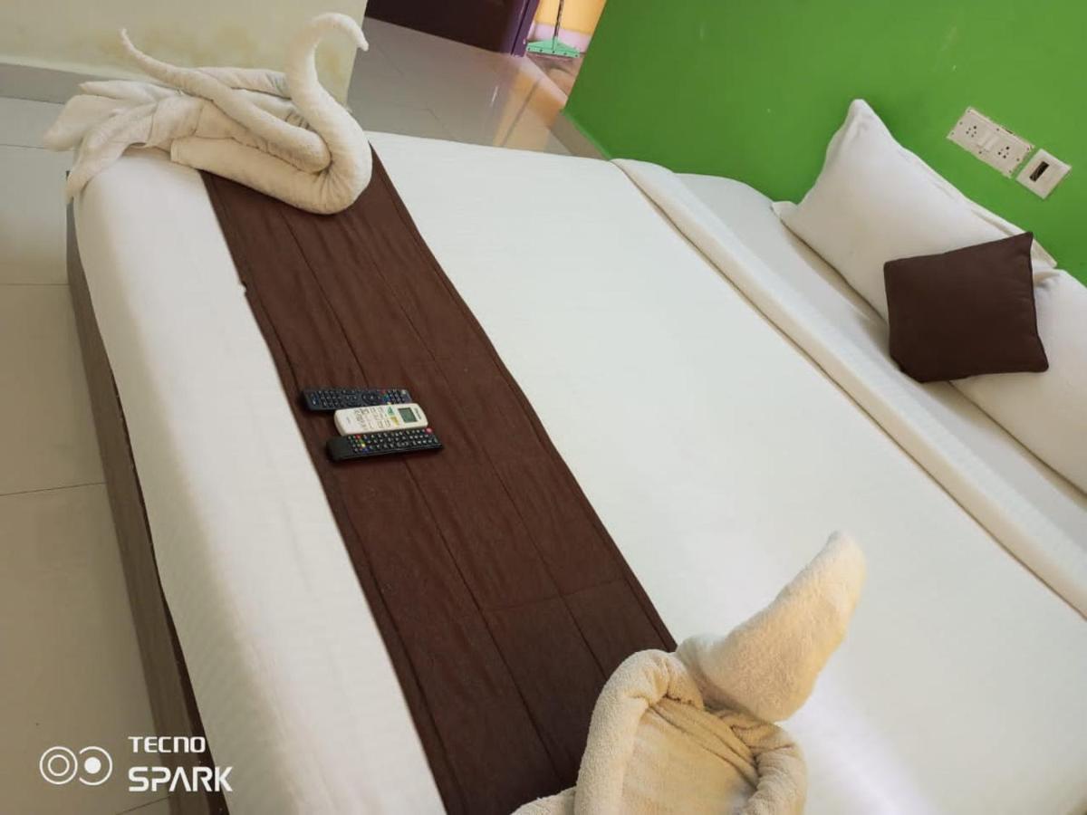 Hotel Tree Hotel-near Vfs Global And Ramee Mall