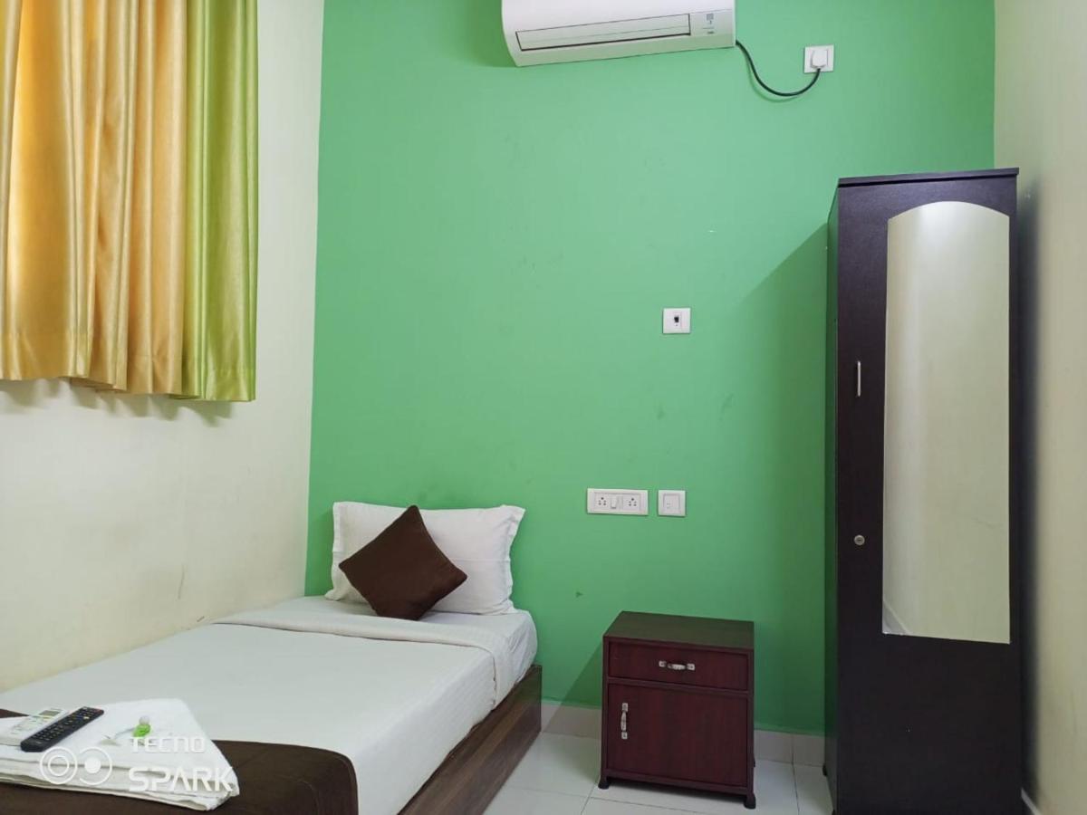 Tree Hotel-near Vfs Global And Ramee Mall 2*