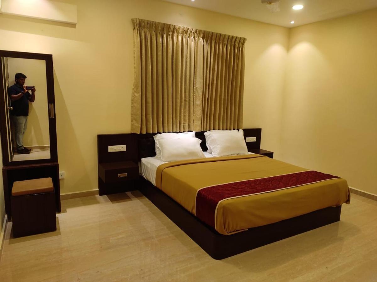 Hotel Sugam & Convention Centre *