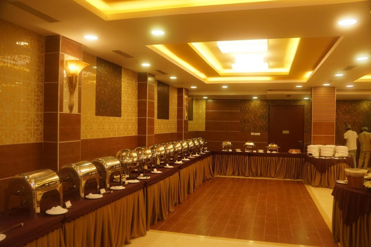 Raaj Bhaavan Clarks Hotel 3*