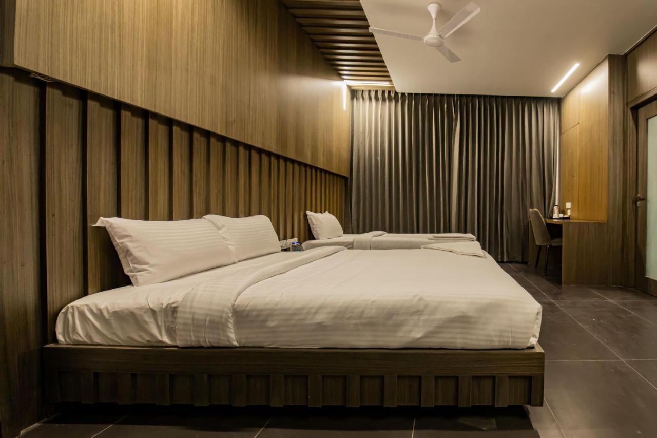 Rathna Residency - Near Us Consulate Hotel