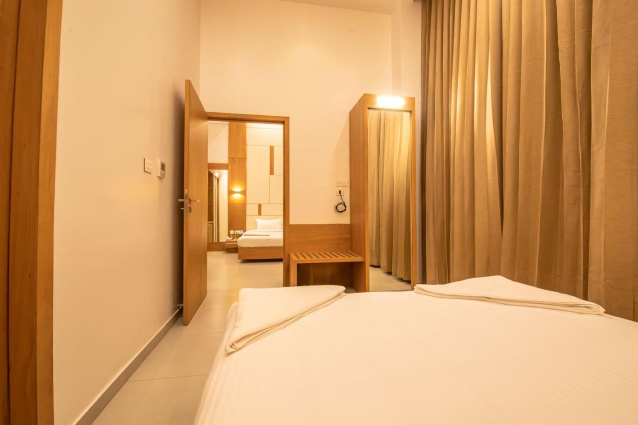 Rathna Residency - Near Us Consulate Hotel