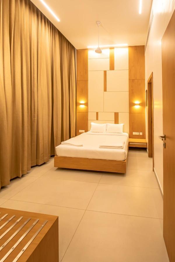 Rathna Residency - Near Us Consulate Hotel