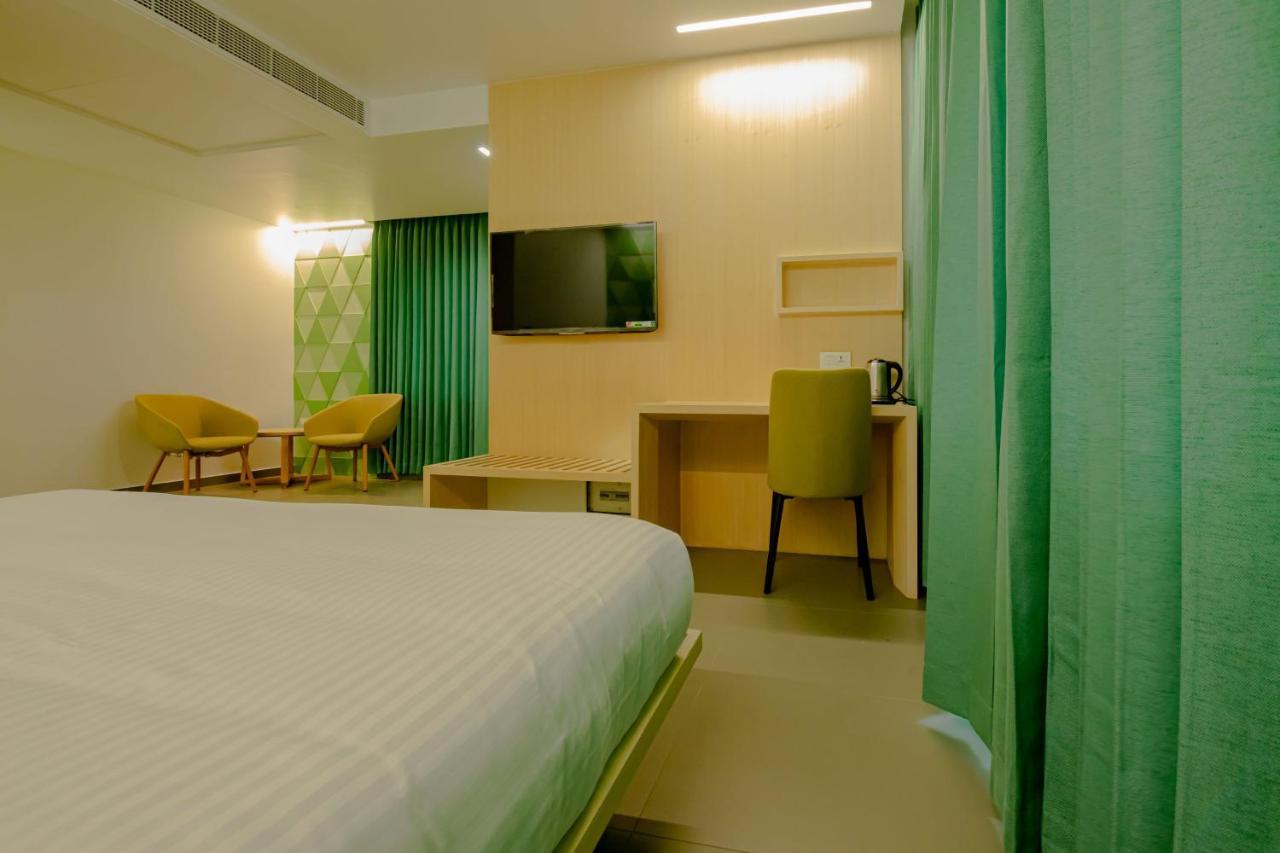 Rathna Residency - Near Us Consulate Hotel *