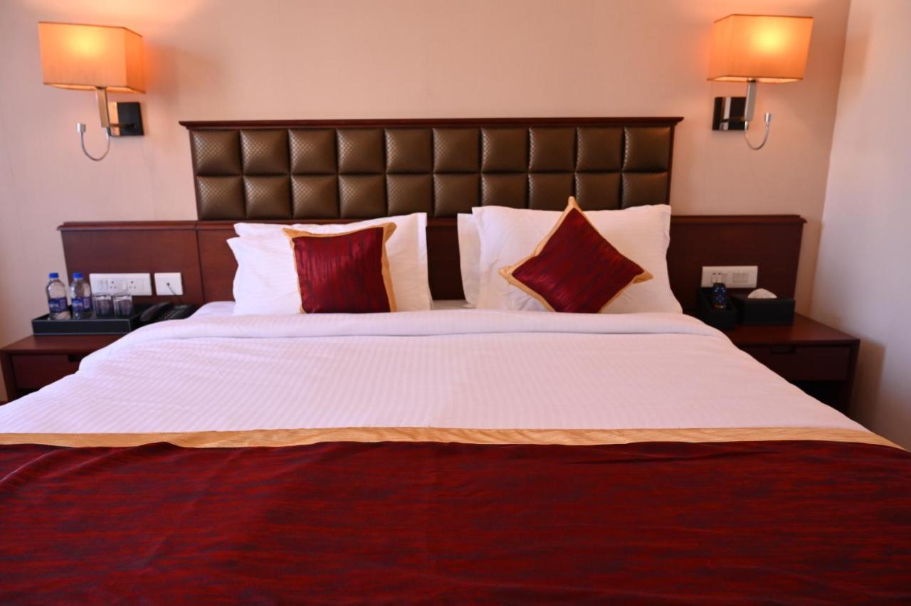 Raaj Bhaavan Clarks Hotel 3*
