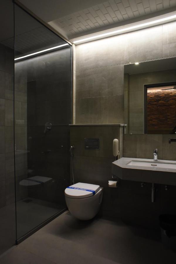 Rathna Residency - Near Us Consulate Hotel