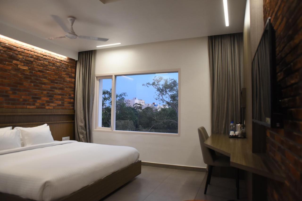 Rathna Residency - Near Us Consulate Hotel