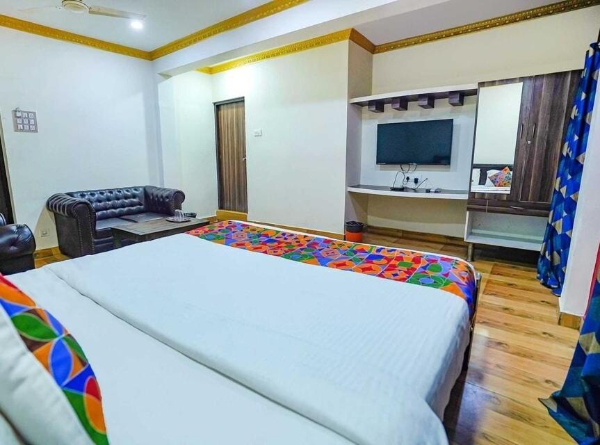 Super Oyo Collection O 81169 Lloyds T Nagar 3*