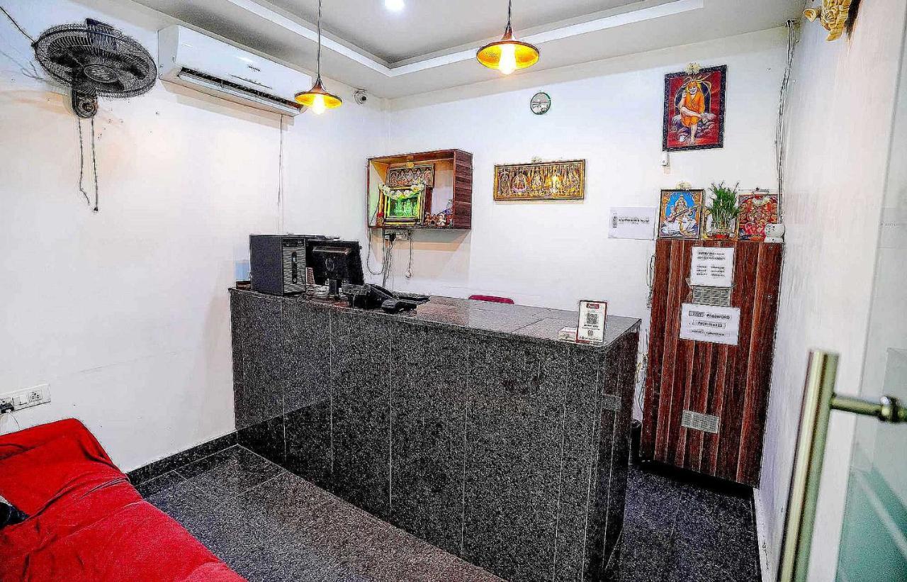 Super Oyo Collection O 81169 Lloyds T Nagar 3*