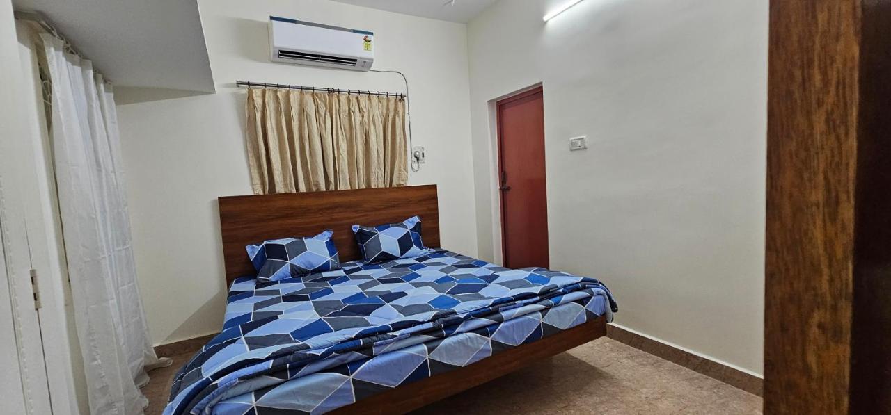 - Ac 3 Bhk Near Alrport Vila *