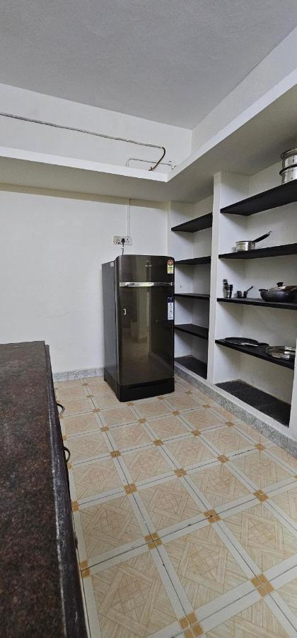 - Ac 3 Bhk Near Alrport Vila *