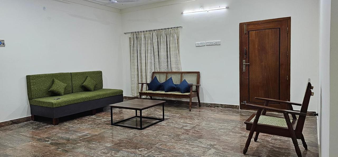 - Ac 3 Bhk Near Alrport Vila