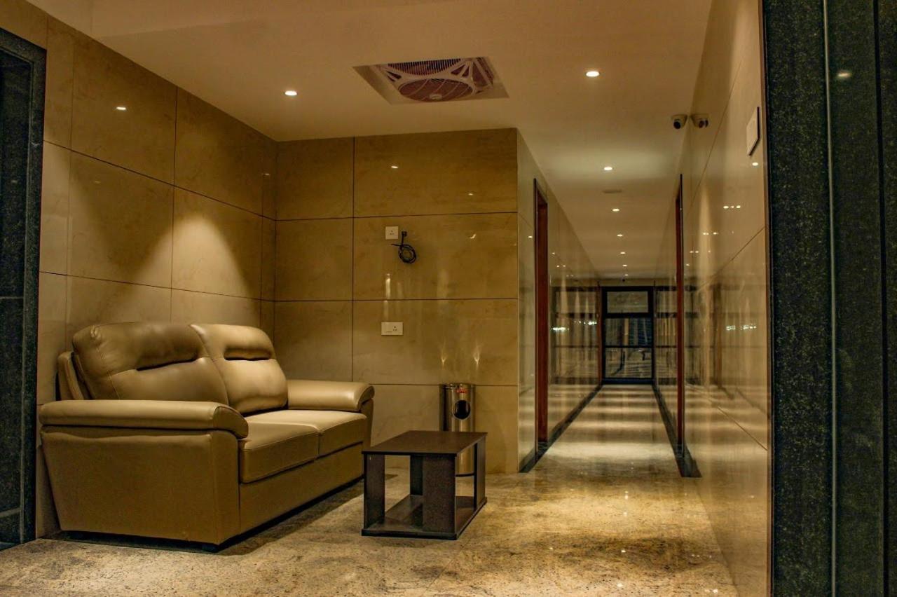 Rr Mount Elite Hotel
