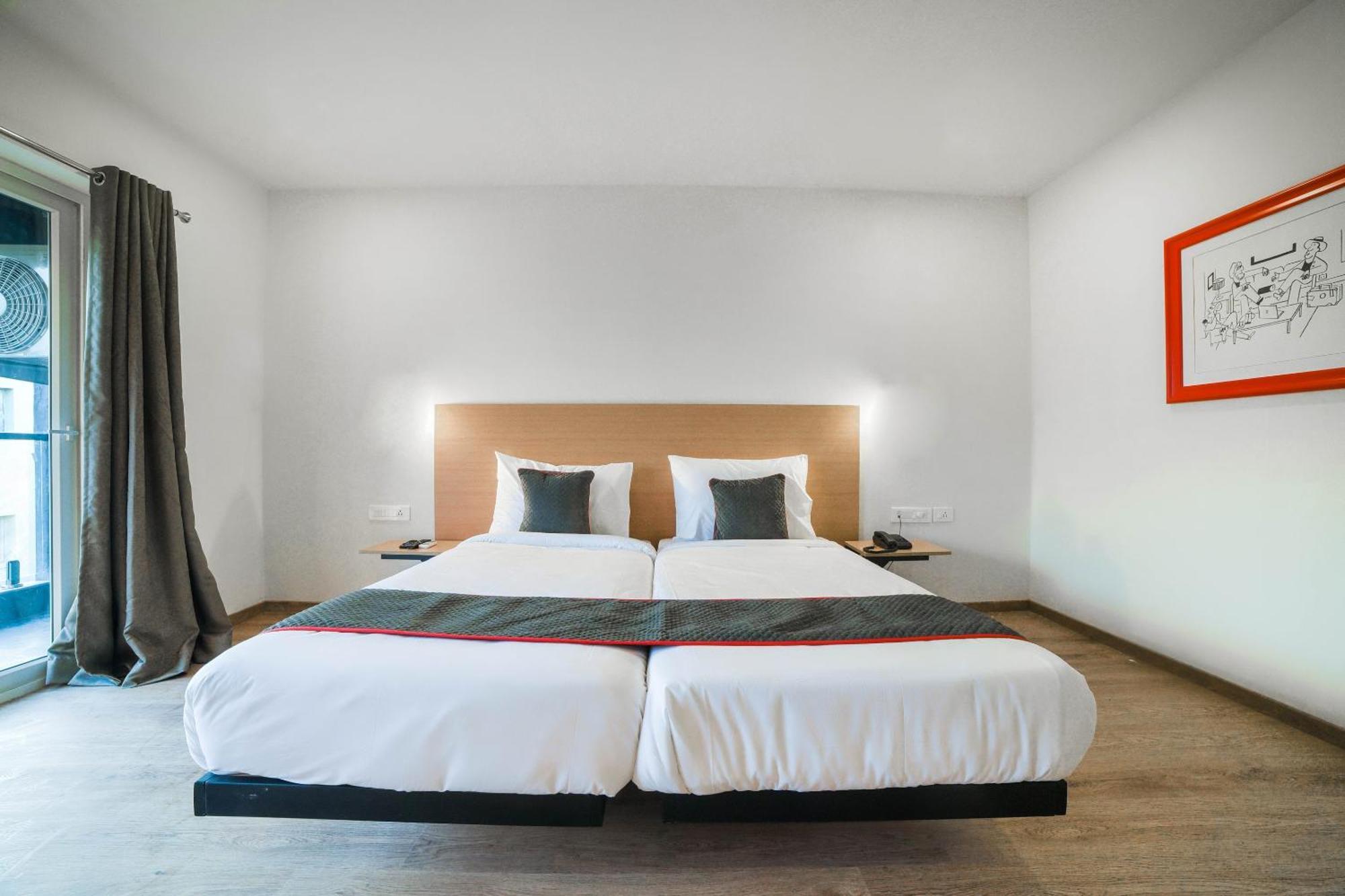 Oyo Townhouse 211 Laguna Ecr Hotel 4*