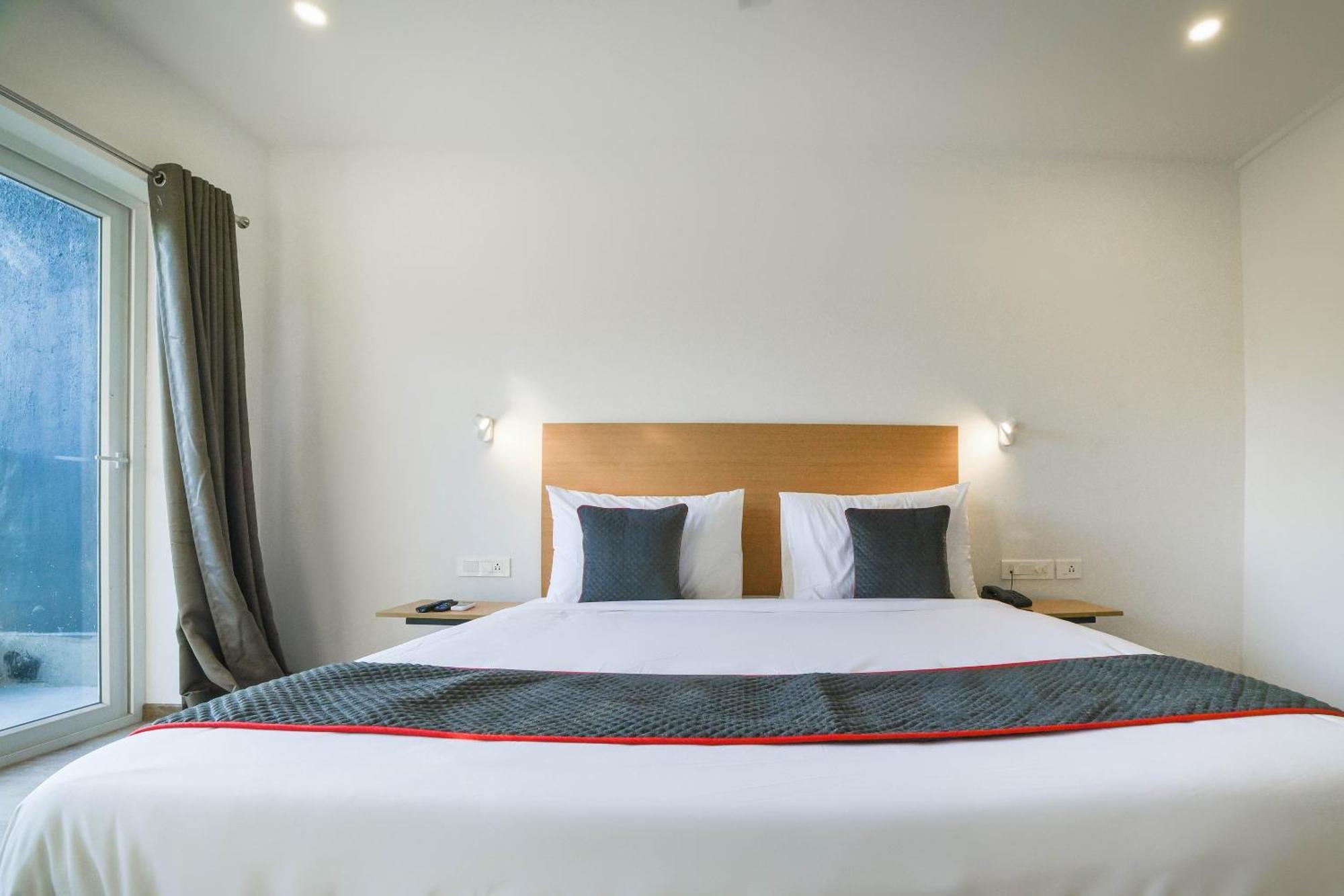 Oyo Townhouse 211 Laguna Ecr Hotel 4*