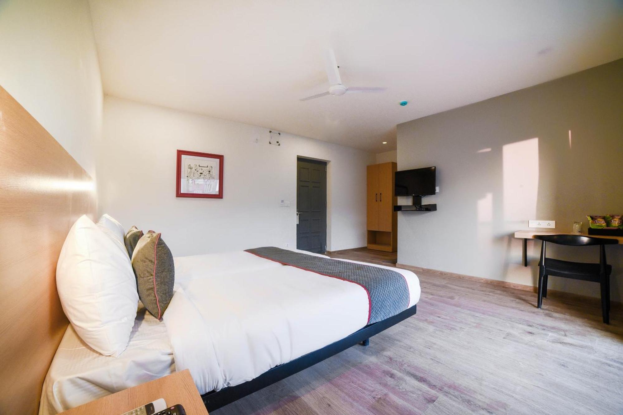 Oyo Townhouse 211 Laguna Ecr Hotel 4*