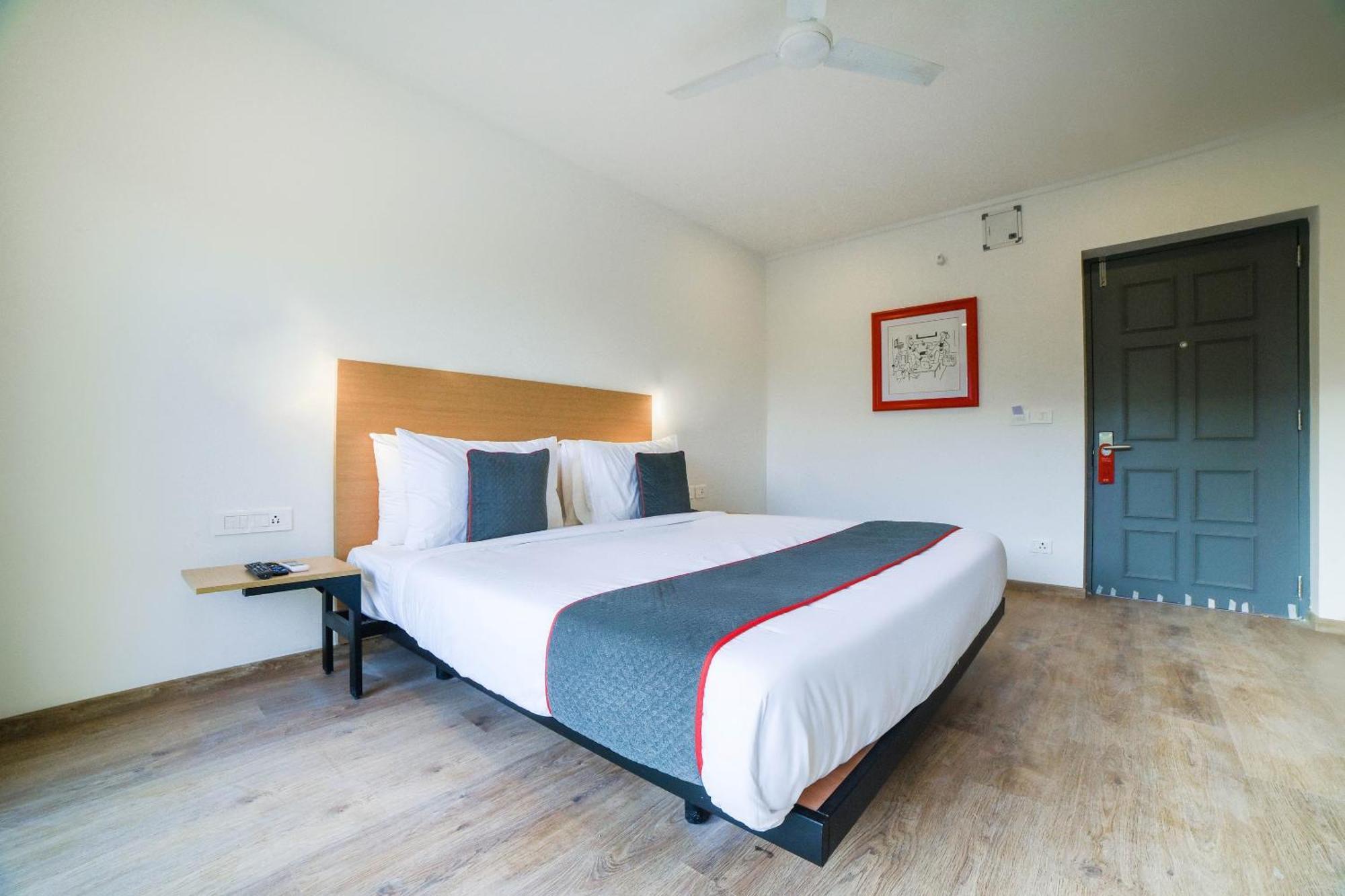 Oyo Townhouse 211 Laguna Ecr Hotel 4*
