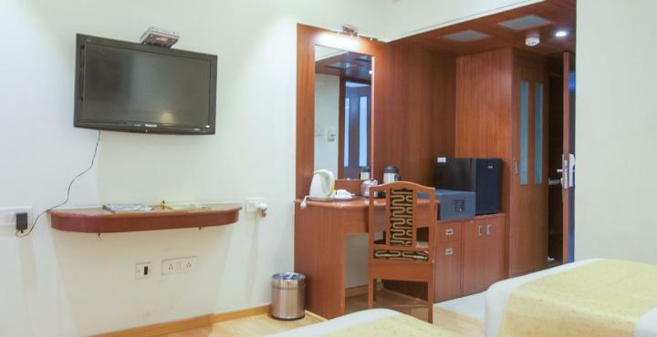 Royal Regency Lifotel By Crossway Hotel