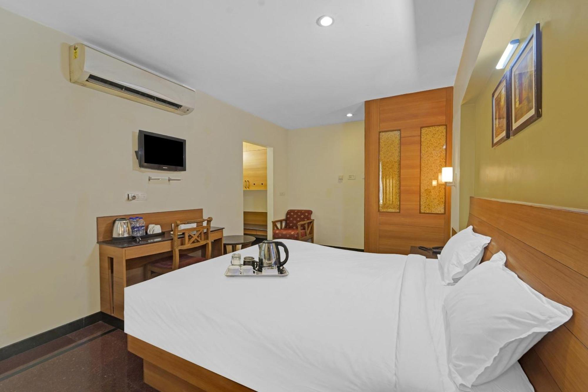 Oyo Townhouse 850 The Redfox Near Us Consulate Hotel 3*
