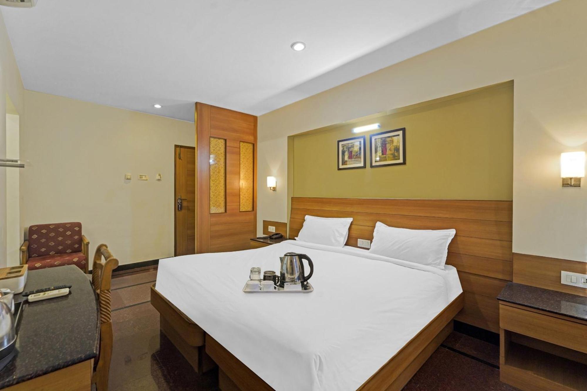Oyo Townhouse 850 The Redfox Near Us Consulate Hotel 3*